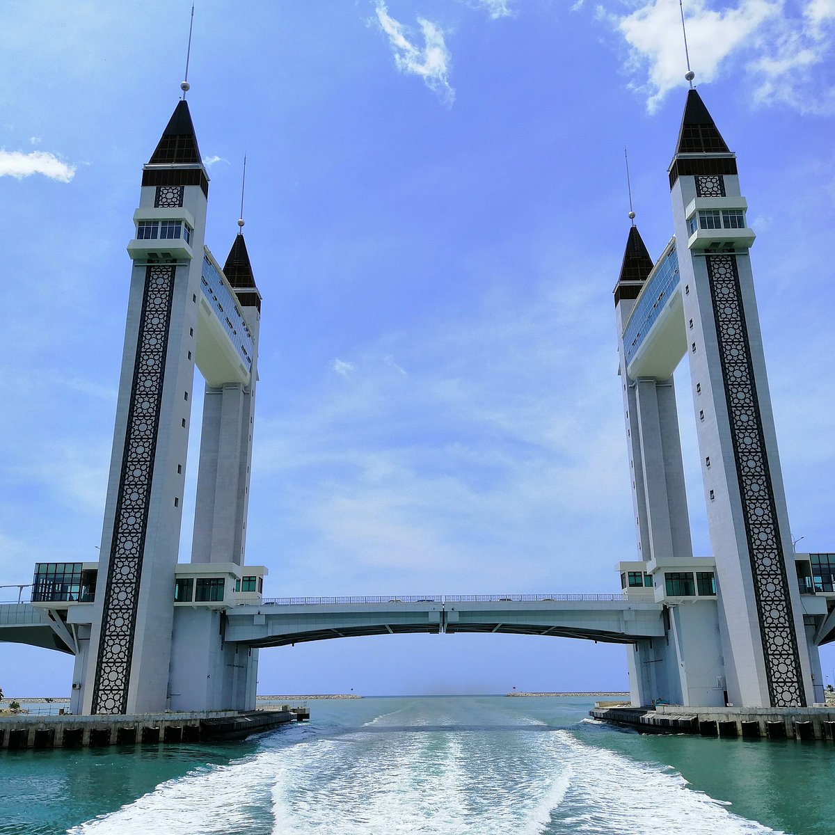 Keindahan Pantai Terengganu: Pemandangan Laut, Budaya Melayu & Aktiviti Pelancongan Terbaik