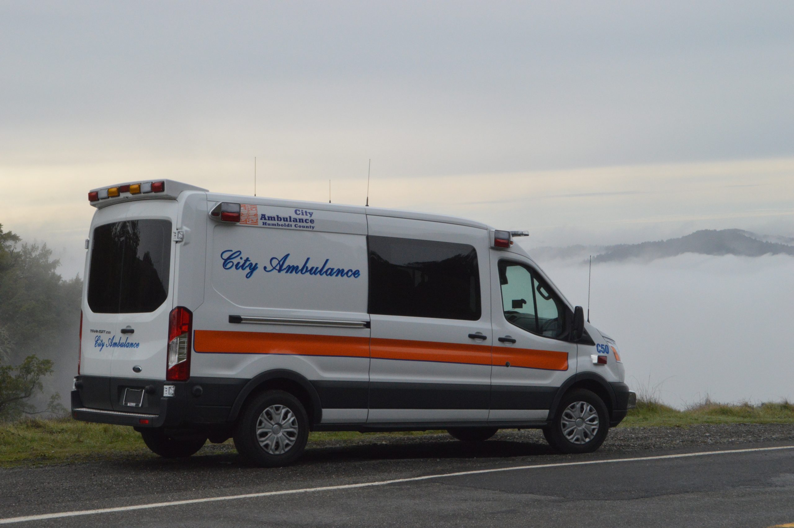 Ambulans Bandar: Kenderaan Kecemasan Cepat di Jalan Utama - Foto Resolusi Tinggi